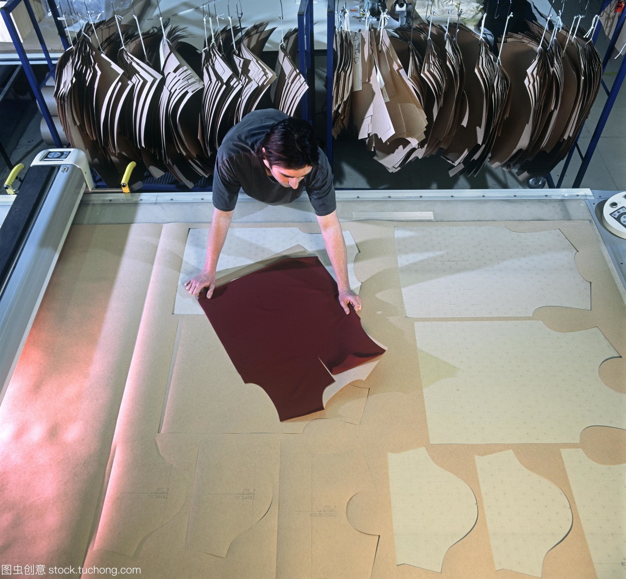 纺织工业。服装模板用于在纺织厂切出织物的形状后来生产的衣服缝在一起。这个工厂由法国公司Devanlay鳄鱼公司生产服装。法国鳄鱼成立于1933年是世界上主要的服装之一服装和鞋类的公司。自2006年以来Devanlay生产鳄鱼服装。法国特鲁瓦拍摄。